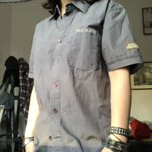 Cool skjorta  - Cool skjorta 👌 grå med text på använd typ tre gånger❣️