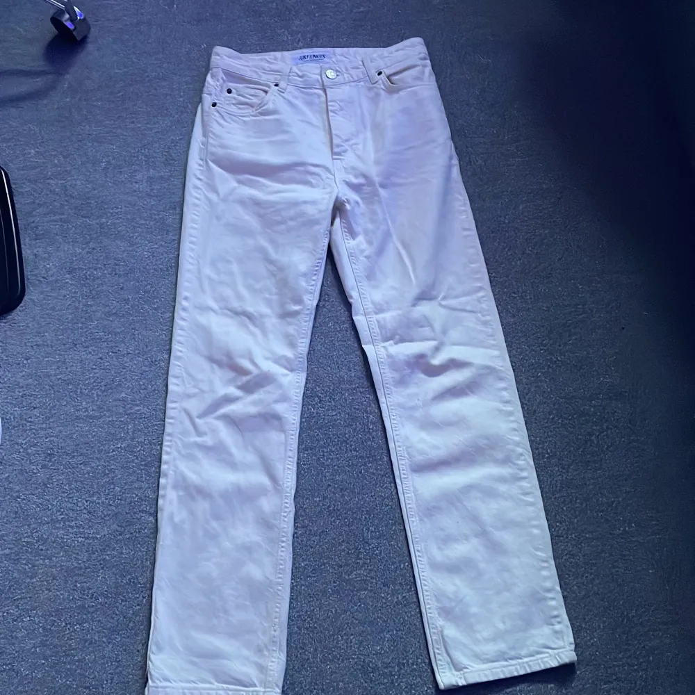 Vita jeans av märket just junkies. Köpte på kennedies för 1200. . Jeans & Byxor.