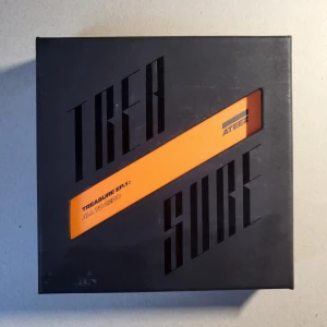 Ateez: All to Zero - Ateez album. Photocards medföljer men vissa saker kan vara lite skadade och vissa bilder finns inte med eftersom de var riktigt förstörda. CD skiva fungerar bra!