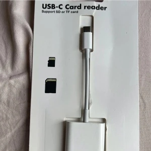 Kortläsare - kortläsare med USB C-kontakt dvs Samsung uttag. Överföring från minneskort till data eller mobil med USB C-anslutning. Endast öppnad för att testa men gick ej då jag har en iPhone. Minneskort ingår ej!