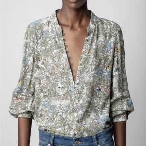 Zadig Voltaire blus - Säljer min jättefina Zadig blus i perfekt skick som passar perfekt nu till sommaren! Slutsåld på hemsidan men återsäljs för ca 3500, säljer för 2300💓