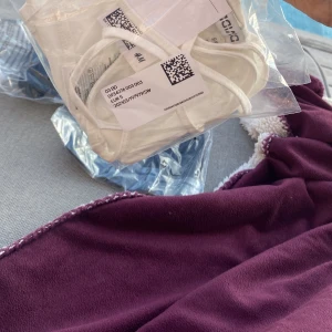 Topp/linne - Säljer toppar/linnen💗 Storlek S men kan också passa xs. Köpte fel storlek så dom är inte använda🥰 1 för 35:- 3 för 90:-🤘🏼🫶🏼