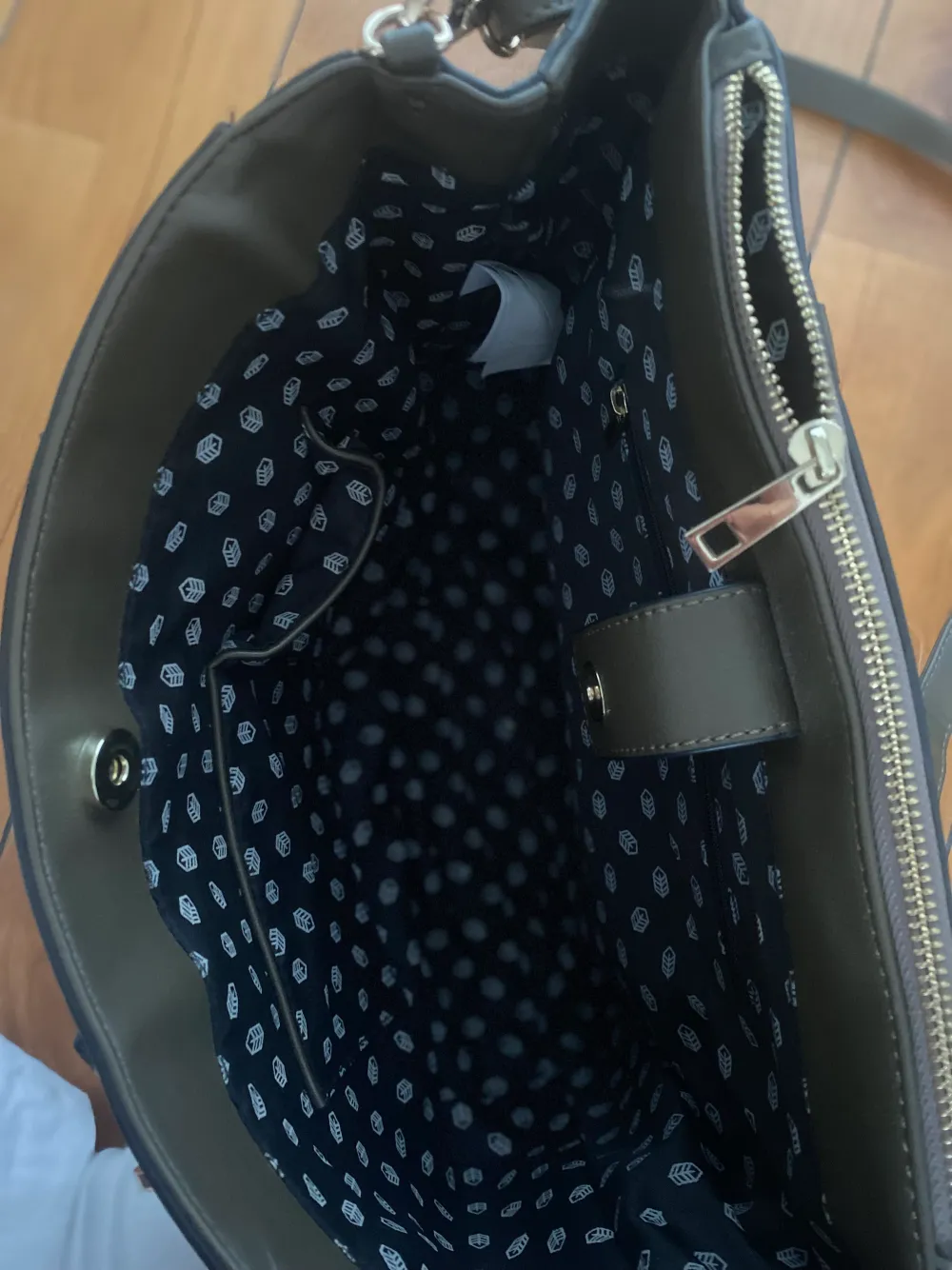 superfin olivgrön handväska, knappt använd, nyskick💕mindre dator får plats. Väskor.