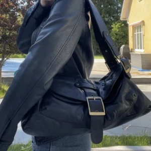 Svart väska  - Skit cool svart vintage väska i läder☺️