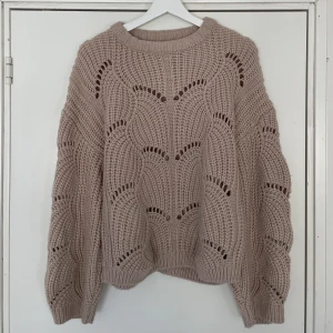 Stickad tröja - Ljusrosa/Beige stickad tröja från Ginatricot, storlek M, gott skick🌸