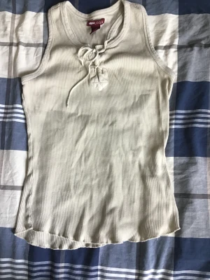 H&M linne - H&M linne med knyt på framsidan, helt okej ny i skick, storlek S men kan också passa som XS