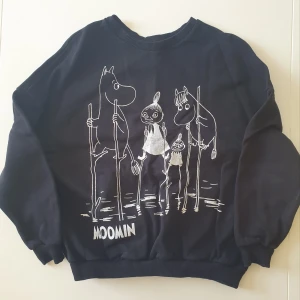Moomin Tjocktröja  - Tjocktröja från Moomin med tryck. Storlek XS som passar på en vuxen mindre person men också på ett äldre barn. Kan skicka fler bilder och tänka mig sänka priset. Hör av dig vid intresse!