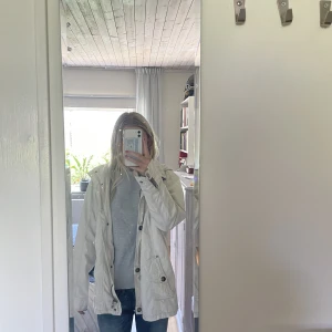 Jacka - Tunn beige jacka med avtagbar luva