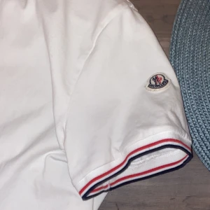 Moncler t-shirt  - Nypris runt 2200kr. Bra skick 9/10 inga defekter Säljes pga blivit för liten Inga fläckar eller dylikt Självklart äkta 