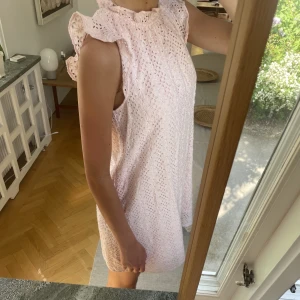 Sommarklänning  - Sommarklänning i den mest perfekta ljusrosafärgen💛