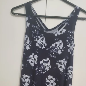 Söt blommig midi klänning - Mörkblå blommönstrad klänning. Till knäna. Snygg till en jeansjacka ljusare modell