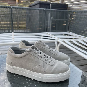 Arigato Platform Sneaker  - Säljer mina nästintill oanvända arigatos, använda ca 3 gånger.  Säljer pga för små, ingår även låda + dustbag 