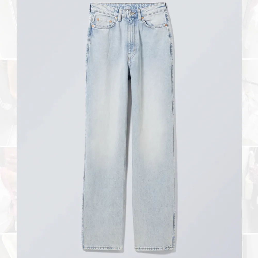 Ljusblåa jeans från weekday i modellen ”rowe”.. Jeans & Byxor.