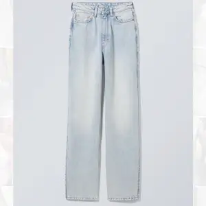 Ljusblåa jeans från weekday i modellen ”rowe”.