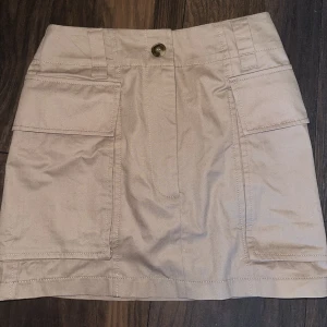 Cargo kjol Beige  - Fin cargo kjol, aldrig använd.