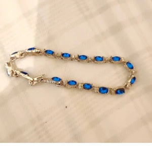 Vackert armband - Vackert silverarmband med blå kristaller. Fäst och mycket bekvämt.