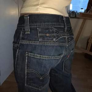 Säljer dessa low waist levis jeans då de är för långa och kommer inte till användning😢skriv till mig innan du klickar på ”köp nu”💕