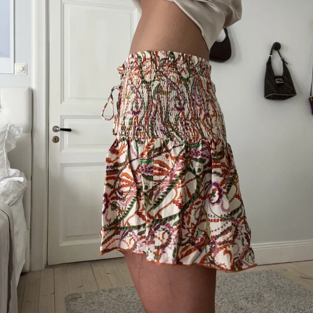 Unika och väldigt eftertraktade shorts från Zara i storlek M som inte går att få tag på längre. Såå snygga till stranden! Sparsamt använda 🧡. Shorts.