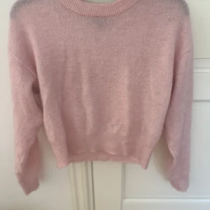 Stickad tröja  - Rosa stickad tröja. Använd 1 gång.