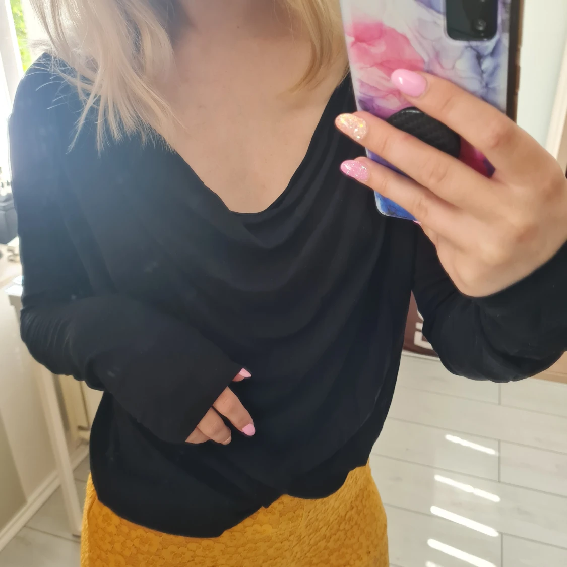 Svart topp med cowl neck