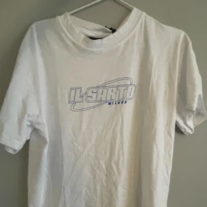 Il sarto milano t-shirt - Helt ny t-shirt från il sarto milano. Kom gärna med bud eller skriv om du har frågor 