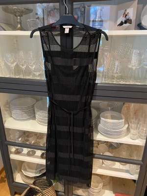 Klänning helt ny strl S - med underklänning 