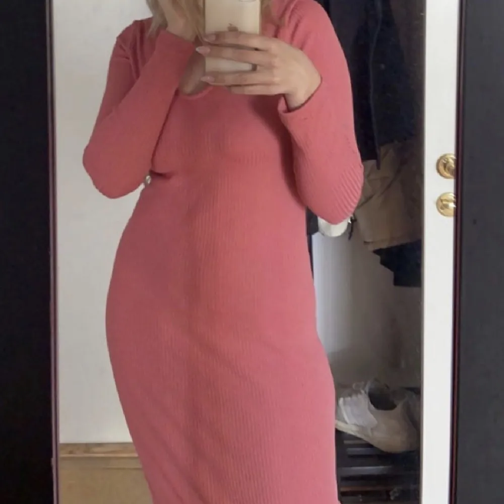 Superfin rosa klänning från NA-KD i strl S.💕fint skick då den är lite använd.. Klänningar.