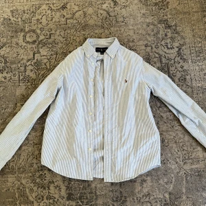 Ralph lauren skjorta - Hej säljer nu min riktigt fräscha sommar skjorta som lätt går att använda till många tillfällen! Skicket är 10/10 inte använd så mycket, hör av er om ni har några funderingar