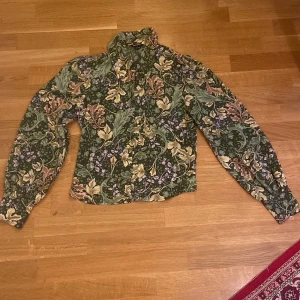 Blus - Blommig blus från Monki. Blusen har puffaxlar💓
