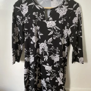 Blommig klänning  - Knappt använd, fint skick!  Rymlig i storlek 