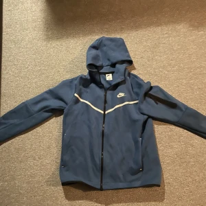 Nike tech fleece - Helt orörd väldigt fin färg  (Priset ej hugget i sten)