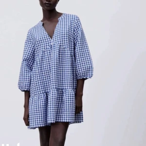 Zara klänning  - Klänning från zara i stl xs ( är blå men syns inte så bra på bilden ) 💖