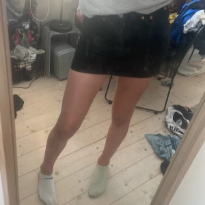 Svart kjol - Säljer denna jättefina svarta minikjolen från Mango. Använd få gånger och därför i bra skick. Den är perfekt nu på sommarn. Kontakta gärna mig för fler bilder och frågor. Pris kan diskuteras. Köpare står för frakt😊💕