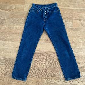 Mörkblåa Levi’s Jeans i modellen 501. Nyskick. Knappt använda då de är försmå för mig och visar inga tecken på att ha använts. Mått: W24 L28. Skicka meddelande om du har några frågor❤️
