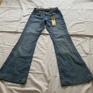 Lågmidjade bootcut jeans - Skitsnygga men för små för mig 💔de är vida/bootcut
