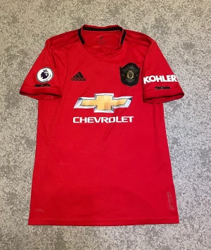 Manchester United fotbollströja  - Manchester United tröja från 2019/2020 säsongen. Lindelöf på ryggen och Premier League Patch. Tröjan är i väldigt gott skick och äkta. Pris kan diskuteras.