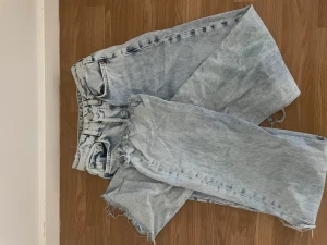 Vida jeans med hål - Snygga och populära jeans från bikbok! Säljes pga för små🌸