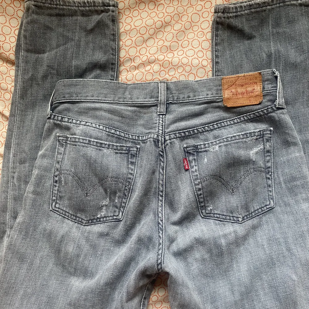 Jag säljer nu mina favoritjeans! Ett par gråa vintage Levi’s jeans som verkligen är helt perfekta! De är köpta i Paris förra sommaren från en secondhand butik. De är använda men i väldigt fint skick! Skriv gärna privat för mer info/bilder!. Jeans & Byxor.