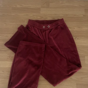 Vinröda mjukisar - Super sköna mjukisar från Gina, bra skick men saknar tyvärr snöret🫶🏻