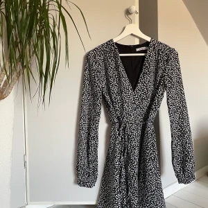 Svartvit klänning  - Svartvit kort sommarklänning från Nelly x glamorous i storlek 36. Aldrig använd!🫶