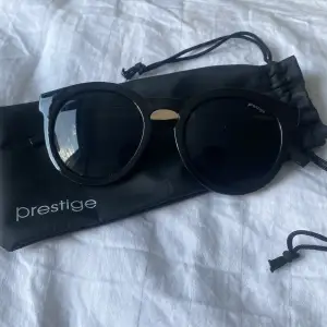 Solglasögon samt tillhörande ”påse” från märket prestige. Så gott som oanvända så väldigt bra skick!!