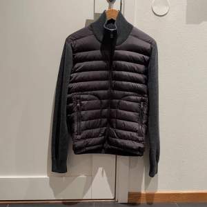 Moncler cardigan i storlek M, otroligt bra skick (som ny) köpt för inte så länge sen