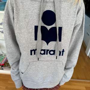 Hej!  Säljer en sprillans ny isabel marant hoodie (oanvänd med tags kvar). Köpt på deras officiella hemsida för 360 euro - cirka 3800 svenska kronor. Hoodien är unisex och fungerar bra på både killar och tjejer.  Priset är inte hugget i sten. 