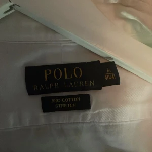 Ralph Lauren skjorta Vit - Hejsan säljer denna skjortan då den är för liten för mig. Hel vit med ett vitt märke på så är helt perfekt under kostym eller bara som snygg skjorta. Kan sänka priset vid snabb affär 