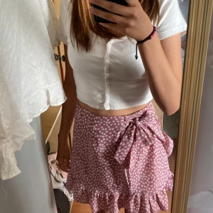 T-shirts  - En vitt tröja men knappar har en till lika Dan och en svart som också ska säljas odet är bara att fråga om mer bilder o aldrig använda 1 kostar 50 och alla 3  150kr