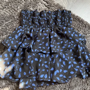 Volangkjol  - Jättesöt volangkjol med fina mönster!! I storlek xs men skulle säga att den sitter som en s. Hör av er vid frågor eller för fler bilder!