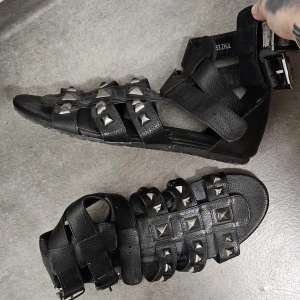 Sandaler - Endast använda en gång. Sandaler med spånnen. 36 men passar 36 - 37