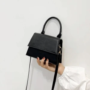 Svart liten väska - En svart väska. Finns även band tills väskan. Endast använd en gång!