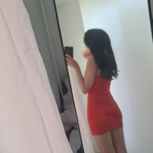 Klänning  - Röd klänning fråm zara som inte är använd gillar inte färgen