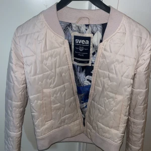 Svea vårjacka - Rosa vårjacka från märker Svea